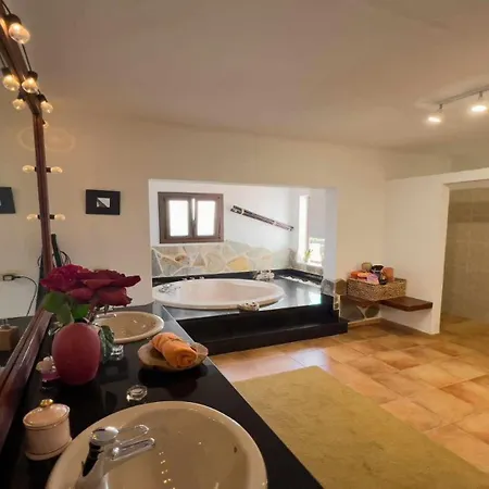 Preciosa Casa Cristian Y Maria Con Piscina Privada ヴィラ ティアス